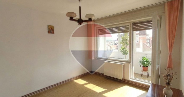 Apartament 3 camere, central, de v&acirc;nzare, Salonta