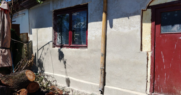 Vand casa batraneasca cu 4 camere in zona Prelungirea Ghencea