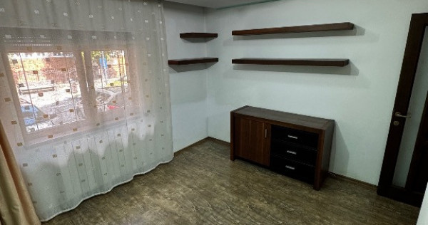 Proprietar v&acirc;nd apartament cu 4 camere, 90 m&sup2; utili, situat la parter,