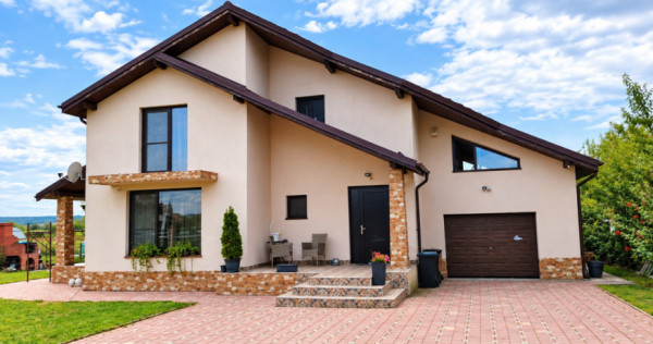 Casă P+1 cu garaj, piscină și curte generoasă &ndash; Comuna