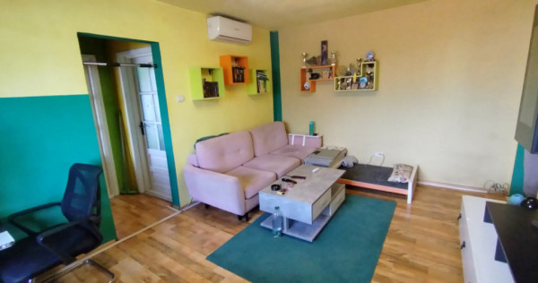 Apartament cu 4 camere de vanzare in zona Spitalul Judetean