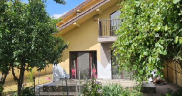 Casă cu 665 mp teren, garaj și terasă, zona Damila