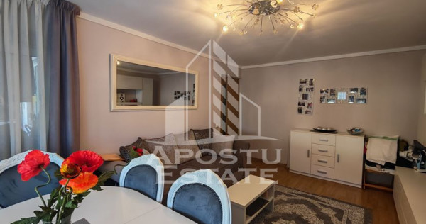 Apartament de vanzare cu 3 camere si 2 bai, decomandat, zona Lipovei