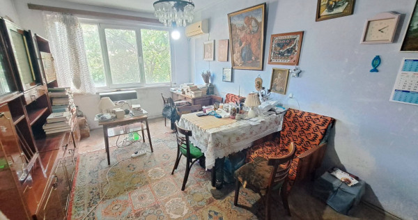 Vand apartament cu 2 camere, semidecomandat, etajul 3, 51 mp