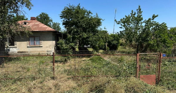Vand casa batraneasca cu utilitati pe teren de 1200mp Andrasesti