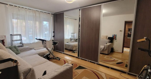 Apartament 3 camere zona CRAITER la intrare