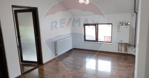 Apartament cu 3 camere de vânzare în zona Parneava