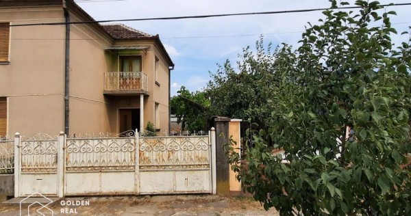 Casa cu etaj tip duplex, situata central in orașul Lipova