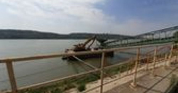 Oltenita - teren pe malul Dunarii cu chei betonat si pont...