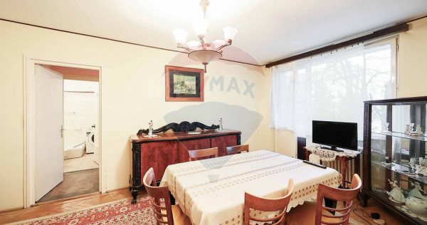 Apartament de vânzare cu 3 camere, etajul 2, strada Alum...