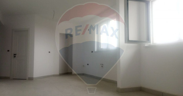 Apartament cu 3 camere de vânzare în zona Micalaca