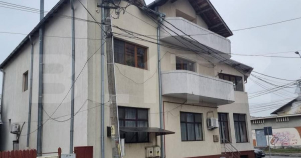 Casă/Vilă suprafată utilă 547mp, P + Etaj, Zonă Central