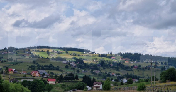 Pensiune si teren intravilan, 9814 mp in Marisel, zona parti