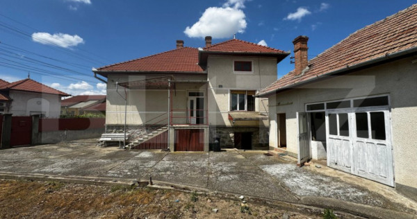 Casa, 4 camere, 645 mp teren, zona Centru - Alba Iulia