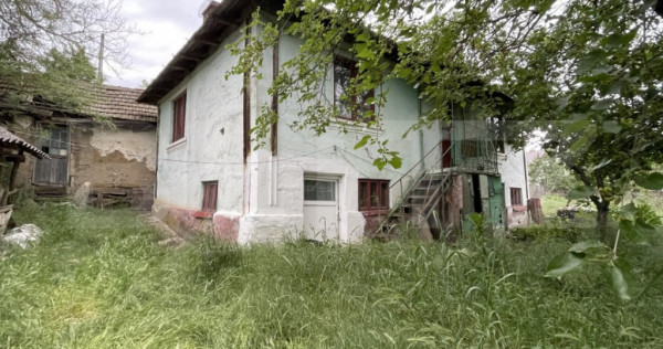 Casa bătrânească, 3055 mp teren, zona Plesoi