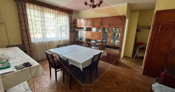 Apartament cu 4 camere de vânzare în zona Centrala Baia...