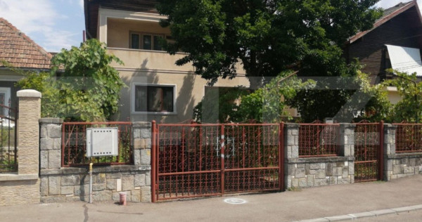 Casă individulă, 293 mp, teren 693 mp, Pucioasa central