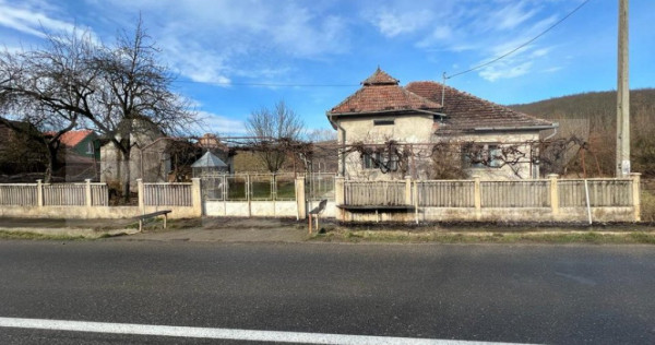 Casa de vanzare cu teren in suprafata de 3000 mp in comuna C