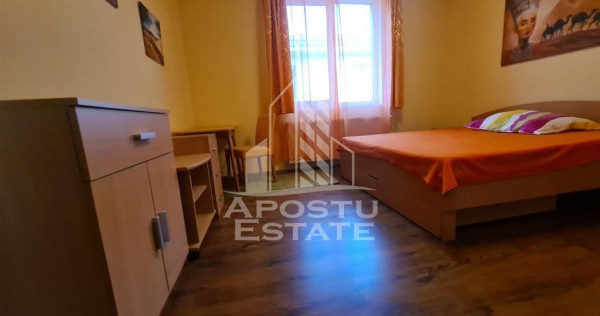 Casa, 4 camere, 3 locuri de parcare, zona Sagului