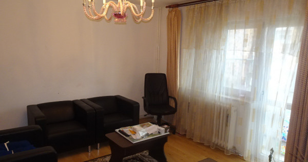 Inchiriez apartament 4 camere decomandat Deva, Independentei, et. 3