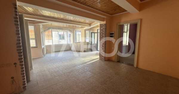 Casa 5 camere pivnita anexa curte libera 250 mp zona Piata C