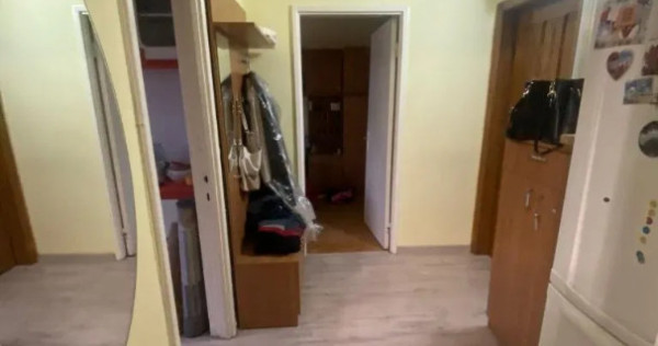 Apartament cu 3 camere semidecomandate Etaj 3 - Zona Marasesti