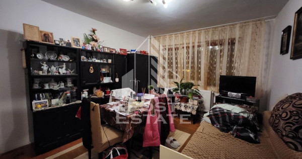 Apartament cu 4 camere, centrala proprie, etaj intermedia...