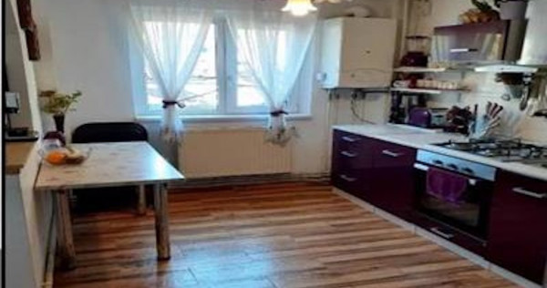 Apartament cu 3 camere, decomandat - zona Racadau