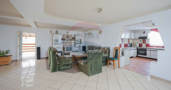 Casă cu etaj, 5 camere, de vânzare, în zonă turistic?...