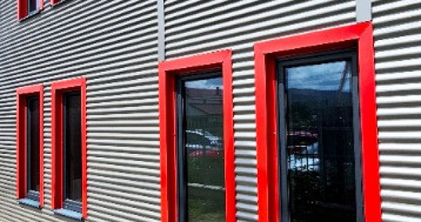 Complex imobiliar:cladire birouri, 2 hale noi si 3424 mp teren,P.Neamt