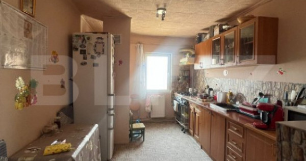 Apartament cu 3 camere, decomandat, zona micro 2