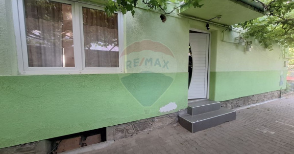 Doua case de vanzare in aceeasi curte, în zona Sub Arini