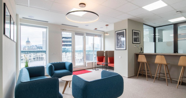 Acces nelimitat la spații de co-working în Regus Central Business Plaz