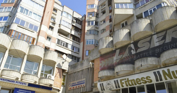 Centru - Apartament 4 camere - 103 mp, 3 balcoane, loc de...