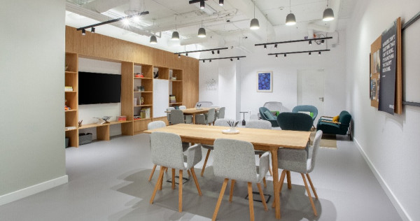 Spațiu de birou frumos proiectat pentru 5 persoane în Spaces Expo