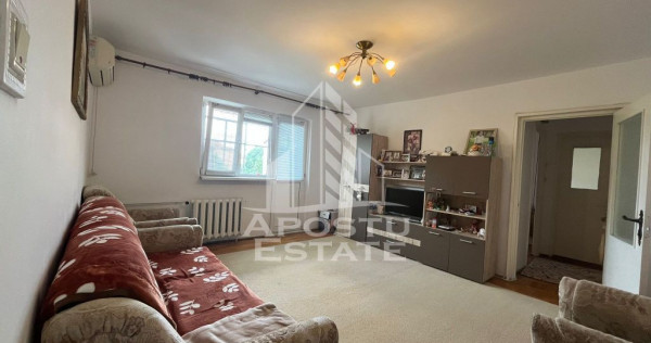 Apartament cu 2 camere, semidecomandat, etaj intermediar,...
