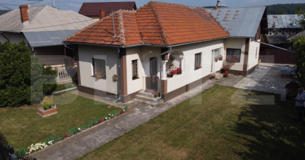 Casa de vacanta, de vanzare, cu 4 camere, 165 mp, zona Vulca