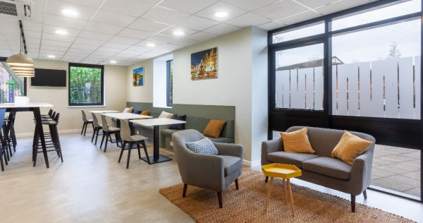 Acces nelimitat la spații de co-working în Regus Hermes