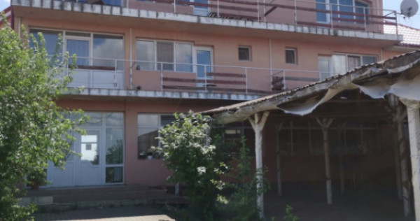 Pensiune P+1, cu restaurant + terasa, cu acces imediat la Dr