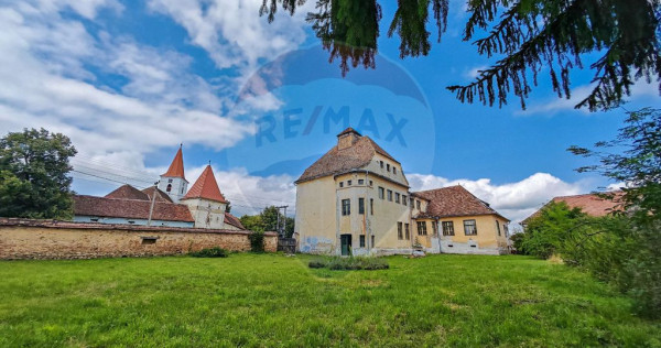 Fostă școală săsească semnată de Fritz Balthes – ...