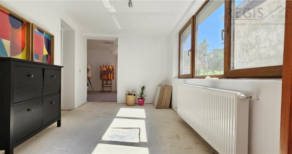 Casa cu curte si parcare in Schei