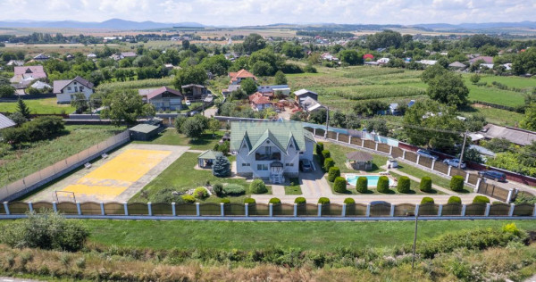 Casă cu piscină și teren de tenis &ndash; Girov, 10 min de...