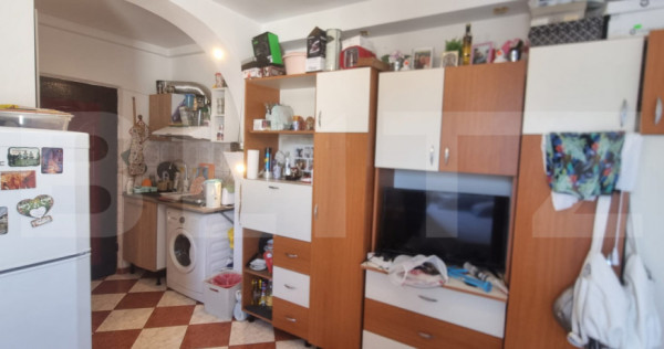 Garsoniera cu baie si geam mare - scara foarte ingrijita