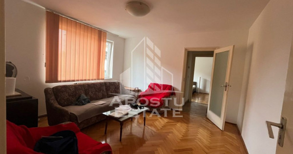 Apartament cu 3 camere, semidecomandat, etajul 2, zona Ce...
