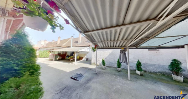 Central, nivel in casa parter, cu terasa si curte interioara