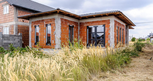 Casă nefinisata la sol in Fântânele, cartier nou Comsi...