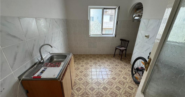 Apartament 3 camere, etaj 1 , 80mp in Campineanca