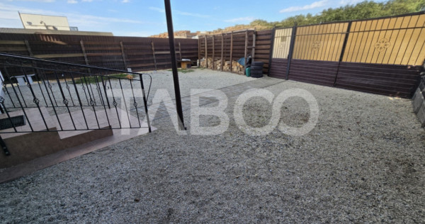 Casa de vanzare cu 6 camere 2 parcari curte libera 200 mp in