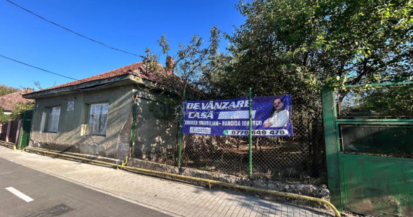 Bocsa Romana, 2 Corpuri de cladire cu Teren si garaj, la Str