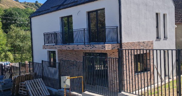 Casa individuala, semifinsata, Floresti